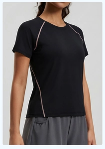 Détails des coutures plates roses sur un t-shirt de sport noir anti-humidité pour femmes