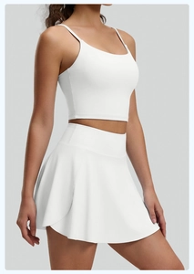 Primer plano del conjunto de yoga blanco con camisola y falda deportiva de línea A de talle alto