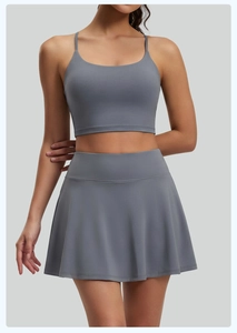 Detalle del conjunto de yoga gris con top de espalda nadadora y falda deportiva