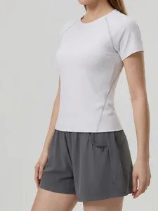 T-shirt de sport blanc à col rond pour femme avec coutures contrastées et short gris assorti