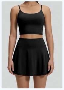 Detalle de falda de tenis negra de cintura alta y top de yoga con relleno integrado