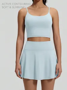 Conjunto de yoga azul claro para mujer con sujetador deportivo y falda de tenis plisada
