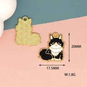 Detailed macro view of black and white enamel cat charm showing dimensions 20x17.5mm and weight