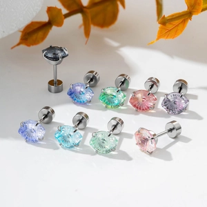 Bunte Auswahl an Teufelsauge-Knorpel-Piercing-Ohrsteckern mit edlem Metall-Finish