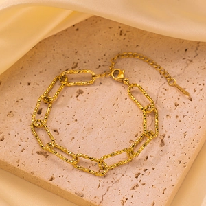 Bracciale a catena in acciaio al titanio dorato testurizzato con chiusura a moschettone e ciondolo