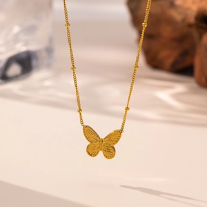 Magnifique collier pendentif papillon en or 18 carats avec texture d'aile sur chaîne O