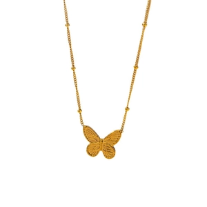 Collier avec pendentif papillon en or 18 carats et chaîne satellite sur fond blanc