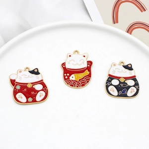 Tre pendenti gatto portafortuna Maneki Neko in lega con motivi di carpe koi per gioielli