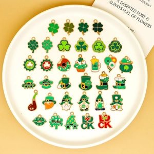 Collection détaillée de breloques émaillées Saint-Patrick sur assiette blanche