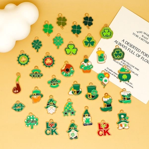 Gros plan de breloques en émail vert mélangées pour la fête de la Saint-Patrick