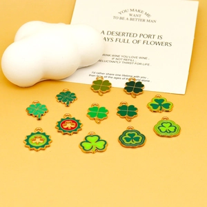 Gros plan de breloques trèfle en émail vert pour création de bijoux de Saint-Patrick