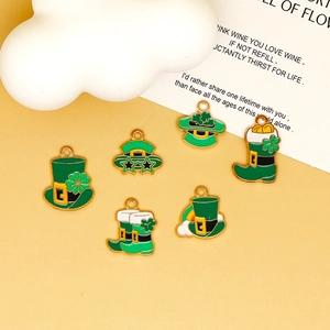 Vue détaillée de breloques émaillées vertes de la Saint-Patrick avec trèfles et chapeaux