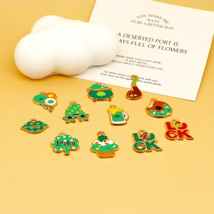 Vue détaillée des breloques en émail vert de la Saint-Patrick avec trèfle et chance