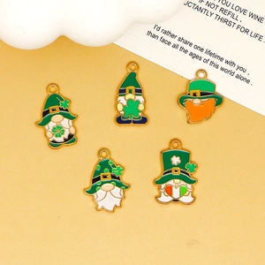 Vue détaillée des breloques gnomes de la Saint-Patrick en émail vert pour bijoux DIY.