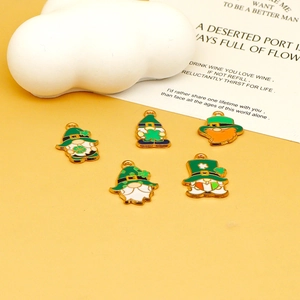 Vue détaillée des breloques de gnomes de la Saint-Patrick pour projets de bijoux DIY