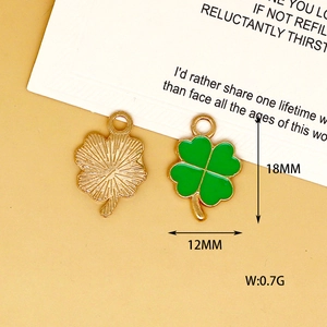 Vue détaillée du pendentif trèfle vert avec dimensions 18x12mm et un poids de 0,7g