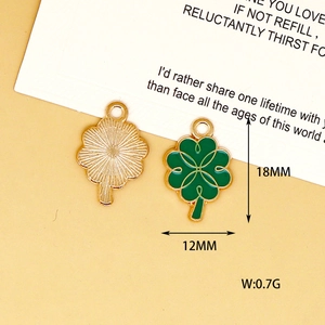 Vue détaillée d'un pendentif trèfle à quatre feuilles en émail vert de 18mm pour bijoux