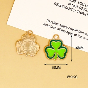 Gros plan d'un pendentif trèfle en alliage vert avec dimensions et poids de 0,9g