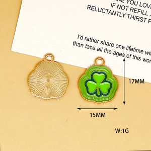 Vue détaillée de breloques trèfle en émail vert de 17mm x 15mm pour bijoux DIY.