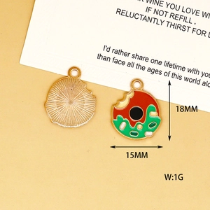 Gros plan d'un pendentif beignet en émail de 18 mm pour accessoires de bijoux
