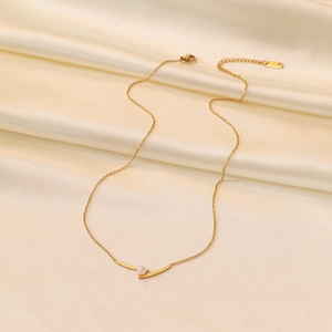 Collier élégant en titane doré avec pendentif perle centrale sur fond de soie luxueux