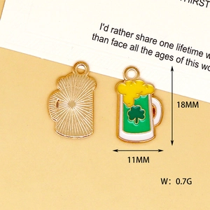 Vue détaillée du pendentif chope de bière avec trèfle vert pour la création de bijoux
