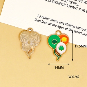 Vue détaillée de macro du pendentif en émail de trèfle avec dimensions et poids