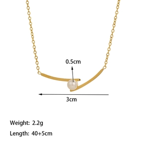 Collier minimaliste en titane doré avec barre incurvée et pendentif perle blanche