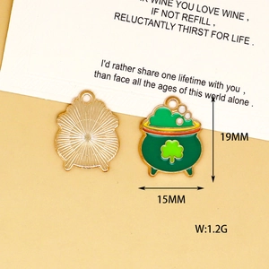Vue détaillée du pendentif chaudron trèfle vert pour la Saint-Patrick avec mesure de 19 mm