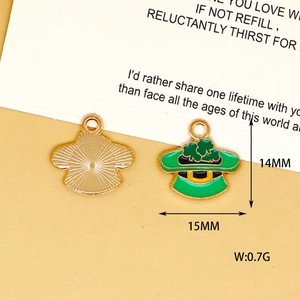 Vue détaillée des breloques chapeau de leprechaun avec dimensions et poids précis