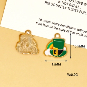 Vue détaillée d'une breloque chapeau de Leprechaun pour la Saint-Patrick