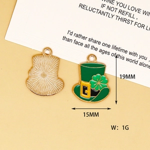 Vue détaillée des breloques émaillées chapeau vert St Patrick 19x15mm