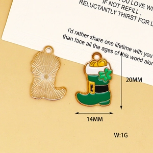 Détail du charm botte de la Saint-Patrick verte avec trèfle et pièces d'or en alliage