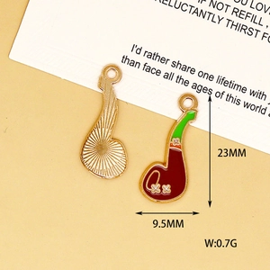 Vue détaillée montrant les dimensions et le poids d'un pendentif pipe en émail DIY