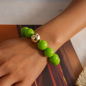 Bracciale alla moda con perle in acrilico verde e perla dorata in stile dopamina