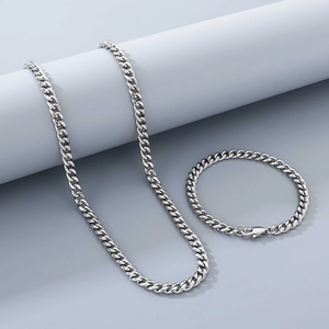 Vue détaillée de l'ensemble collier et bracelet à mailles gourmettes en acier inoxydable.