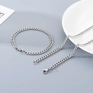 Vue macro détaillée de l'ensemble collier et bracelet à maille gourmette 304
