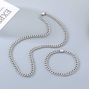 Détail de l'ensemble collier et bracelet à maille gourmette en acier inoxydable 304 argenté