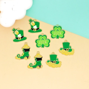 Pendentifs émaillés Saint-Patrick avec trèfles, chapeaux et bottes de pièces d'or