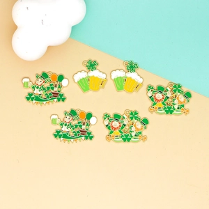 Vue détaillée de breloques en émail de la Saint-Patrick avec farfadets et bières.