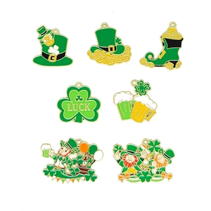 Lot de breloques émaillées Saint-Patrick avec trèfle, chapeau de lutin et chance