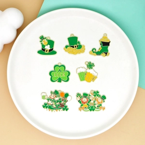 Collection de breloques en émail trèfle et chapeau de la Saint-Patrick pour bijoux DIY.