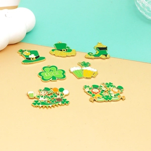 Vue détaillée d'assortiments de breloques en émail de la Saint-Patrick avec trèfles