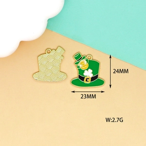 Breloques en alliage chapeau de leprechaun vert pour bijoux St Patrick, taille 23x24mm