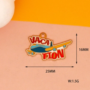 Dettaglio del ciondolo aereo in lega con testo 'VACATION' e dimensioni 25x16mm.