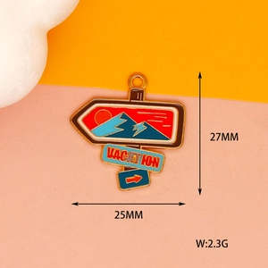 Vista dettagliata del ciondolo in lega smaltata tema vacanze 25x27mm