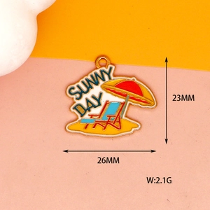 Dettaglio del ciondolo smaltato 'Sunny Day' con dimensioni 26x23mm e peso di 2,1g.