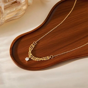 Elegante collana in acciaio al titanio dorato con ciondolo in zircone quadrato e catena