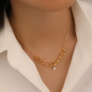 Collana in acciaio al titanio dorato con ciondolo in zircone su catena a spiga sottile