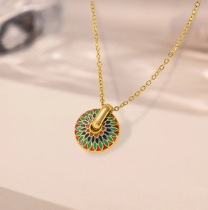 Collier vintage en acier titane doré avec pendentif marguerite en émail rotatif